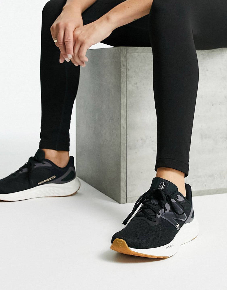 نيو بالانس اري v4 نسائي اسود